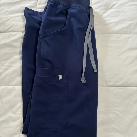 FIGS Kade Cargo Scrub Pants - Picture 1 of 3